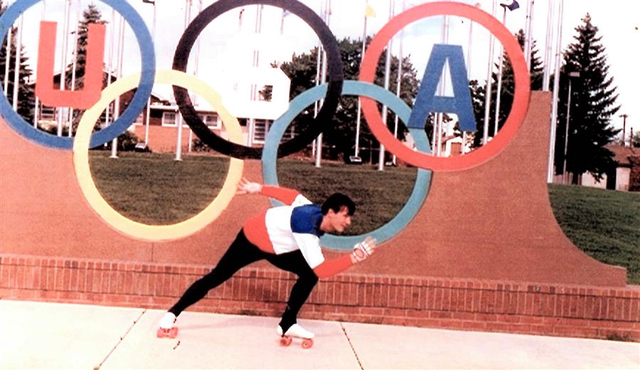 1985 CA USA COLORADO SPRING OLYMPIC TRAINING CENTER devant les anneaux 